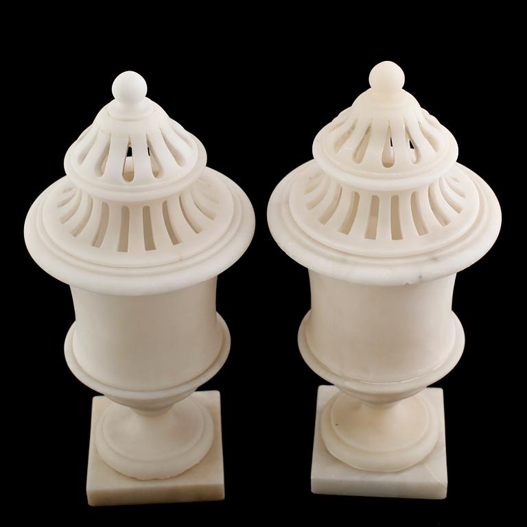LOCKURNOR, ett par, alabaster, 1800-talets mitt.