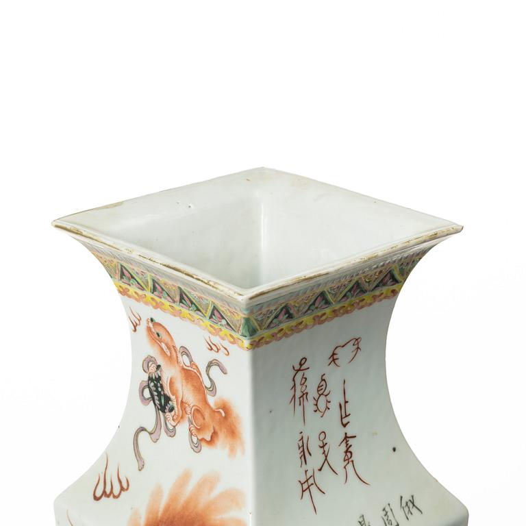A large Chinese famille rose porcelain vase, late Qing dynasty / early 1900s.