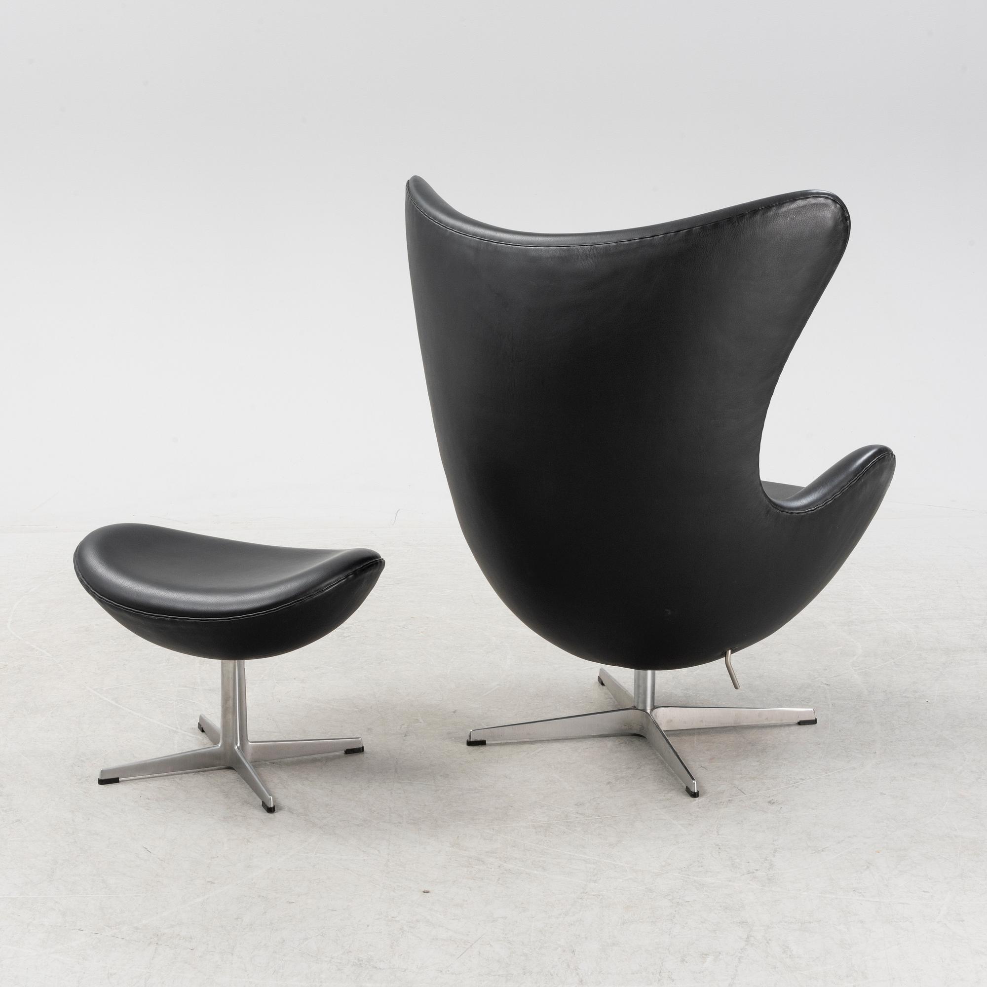 Arne Jacobsen, fåtölj med fotpall, "Ägget", Fritz Hansen, Danmark, daterade 2007.