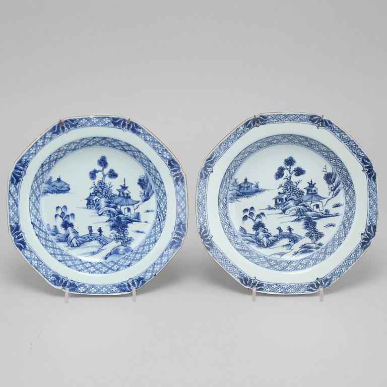 Five chinese porcelain plates, Qianlong (1736-1795).