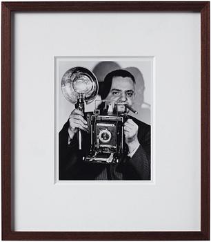 Weegee, "Weegee with his Speed Graphic camera, New York", c. 1944.