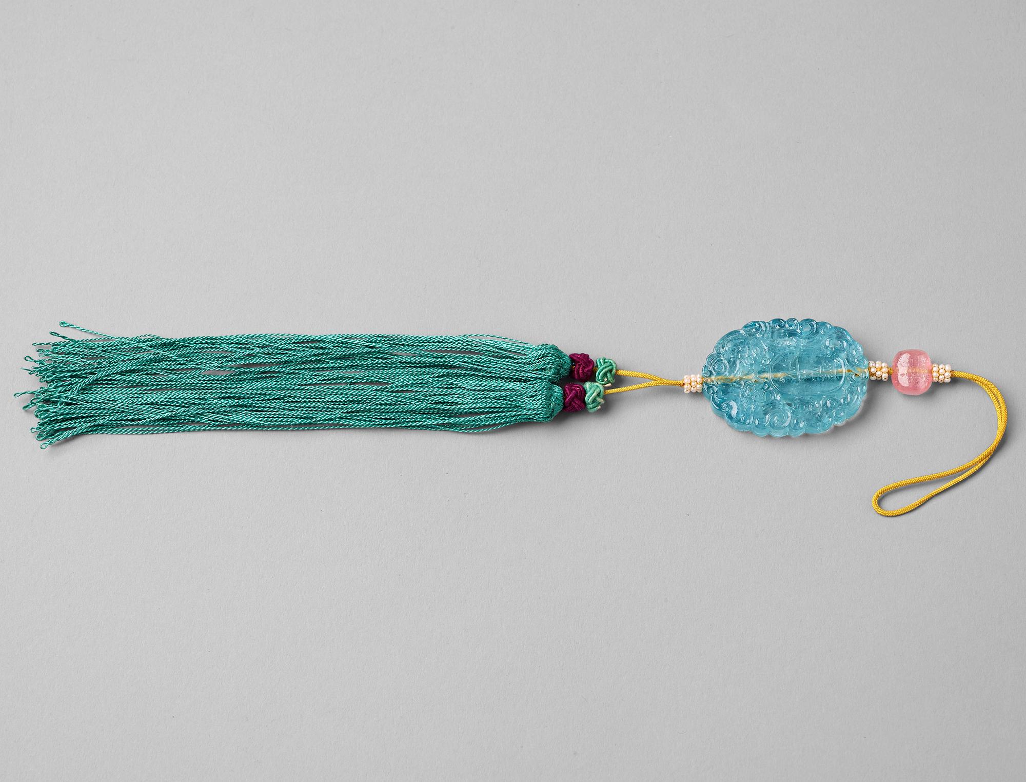 A Chinese sculptured aquamarine pendant.