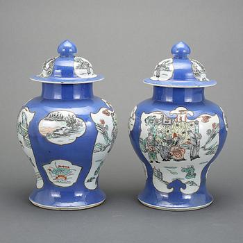 URNOR med LOCK, ett par, porslin, Kina, 1900-tal.