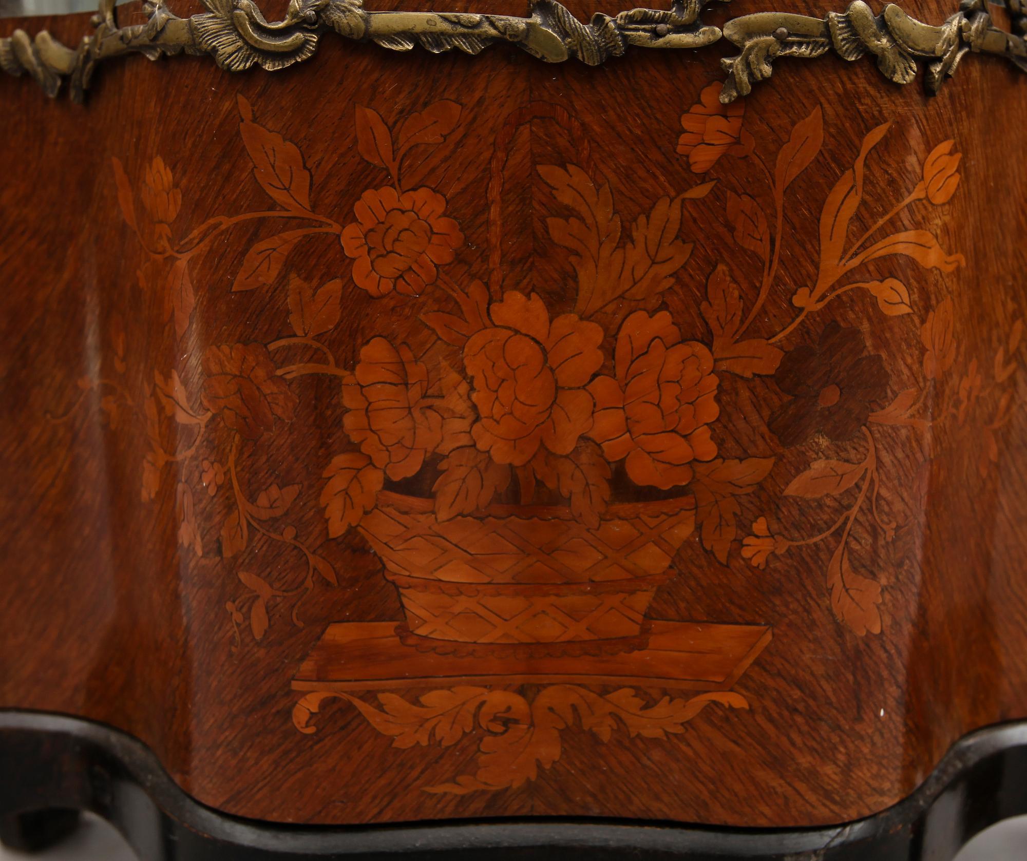 VITRINSKÅP, rokokostil, Frankrike, 1800-talets andra hälft.