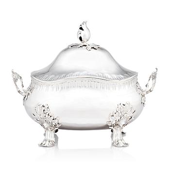 160. A Baltic 18th century silver tureen with lid. Mark of Daniel Lundgren (Reval 1771-83).