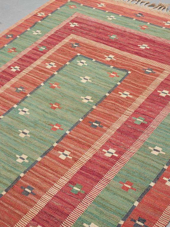 Märta Måås-Fjetterström, Matta, "Röda Bårdmattan", med grönt, rölakan, ca 292-293 x 194-200,5 cm, signerad AB MMF.
