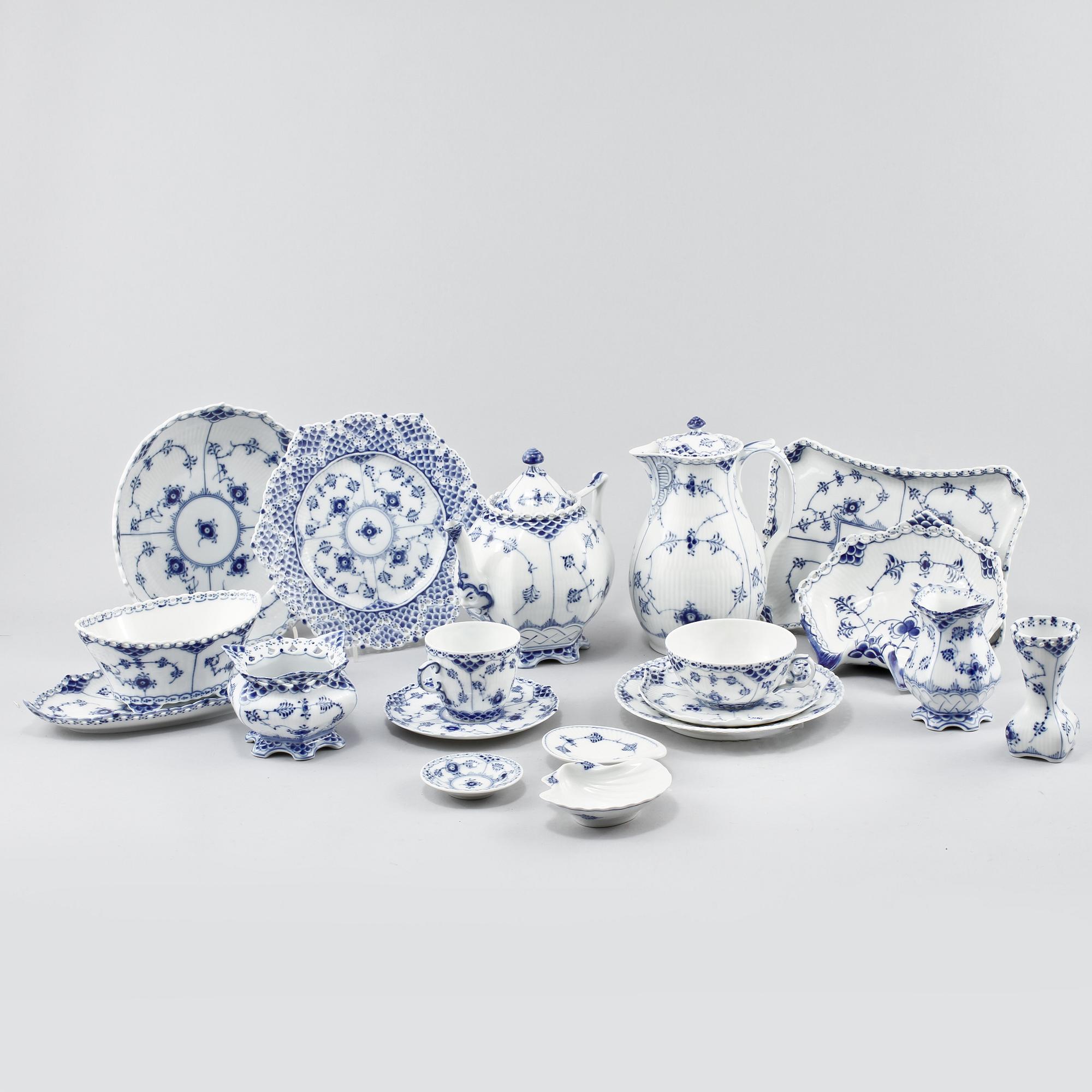 KAFFE- och TESERVIS, 54 delar, porslin, "Musselmalet", Royal Copenhagen, 1900-talets andra hälft.
