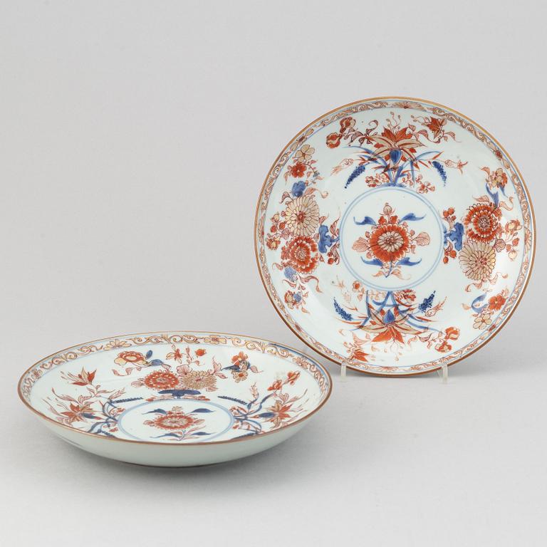 A pair of imari dishes, Qing dynasty, 18th Century.