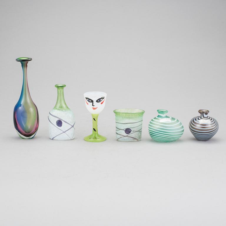 MINIATYRER, 6 st, glas, Ulrica Hydman-Vallien, Bertil Vallien, Kjell Engman, Kosta Boda, signerade.