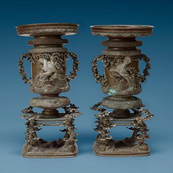 1439. A pair of richly decorated Japanese bronze vases, period of Meiji (1868-1912).