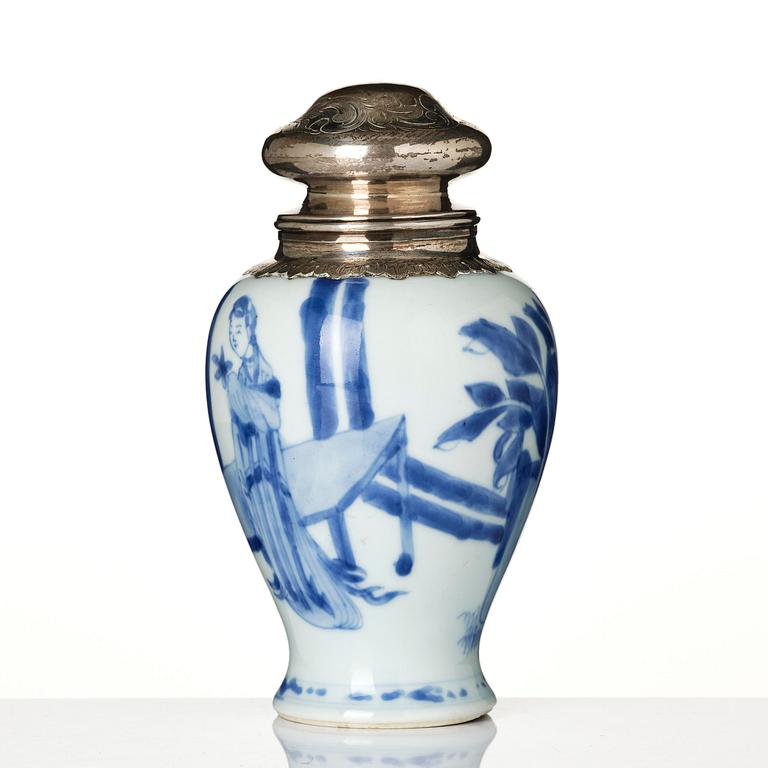 A blue and white tea caddy with silver mount, Qing dynasty, Kangxi (1662-1722).
