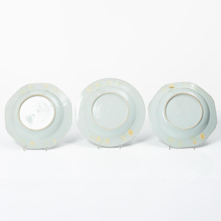 Stekfat samt tre tallrikar, kompaniporslin, Kina, Qingdynastin, 1700-tal.