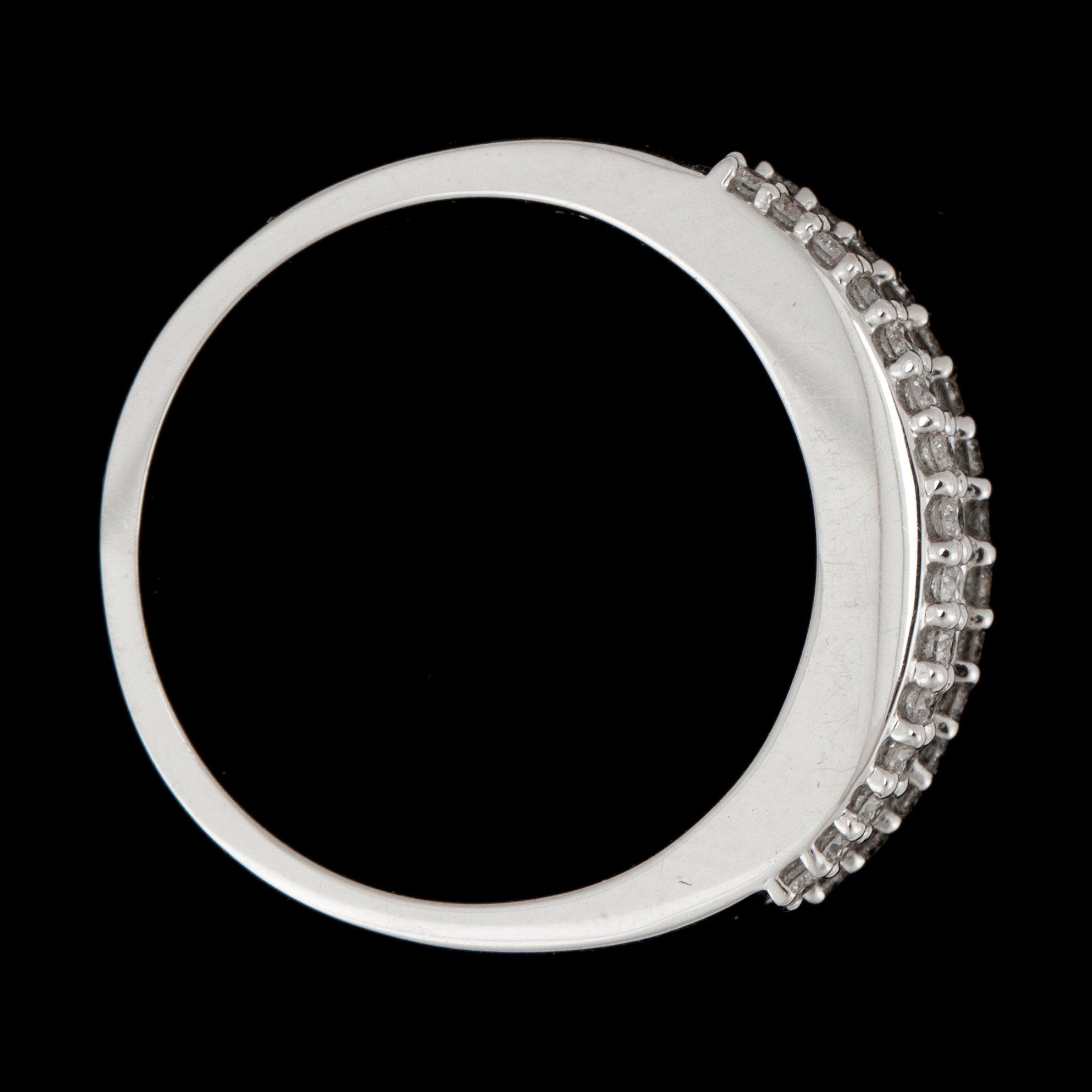 RING med baguette- och briljantslipade diamanter, ca 0.89 ct. Kvalitet H/ SI.