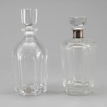 FLASKOR, glas, 2 st, varav en med silvermynning. En Elis Bergh för Kosta, etikettmärkt. Modell 811.