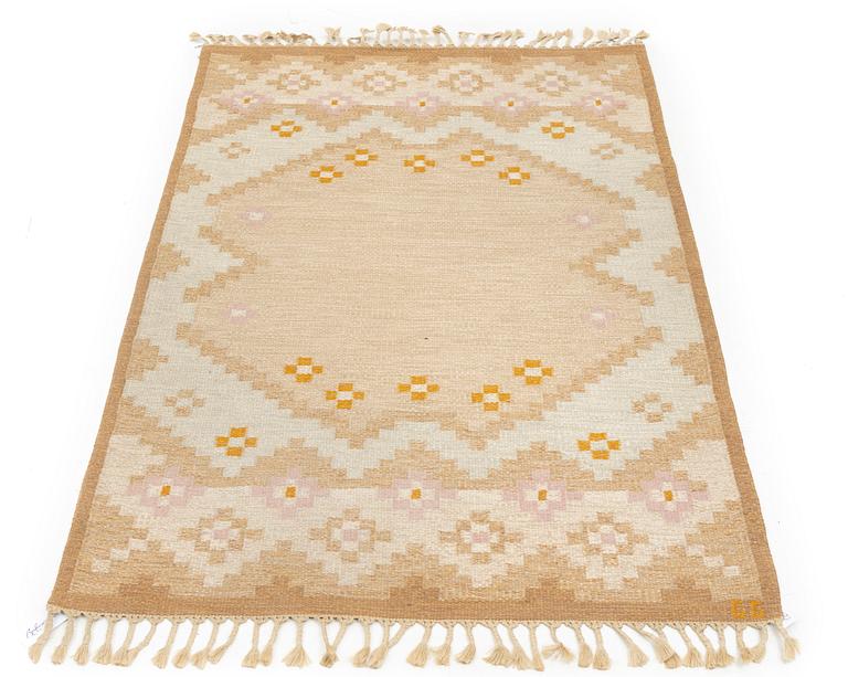 A flat weave rug, signed GG, Gitt Grännsjö-Carlsson, c. 205 x 138 cm.