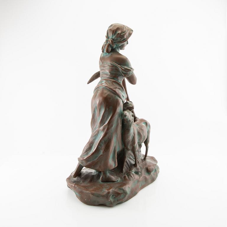 Dekorativ skulptur Kvinna med får och lie 1900-talets första hälft.