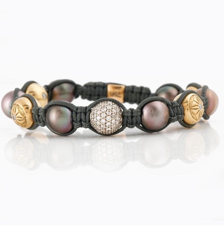 A Shamballa Jewels bracelet with cultured pearls and brilliant-cut diamonds.