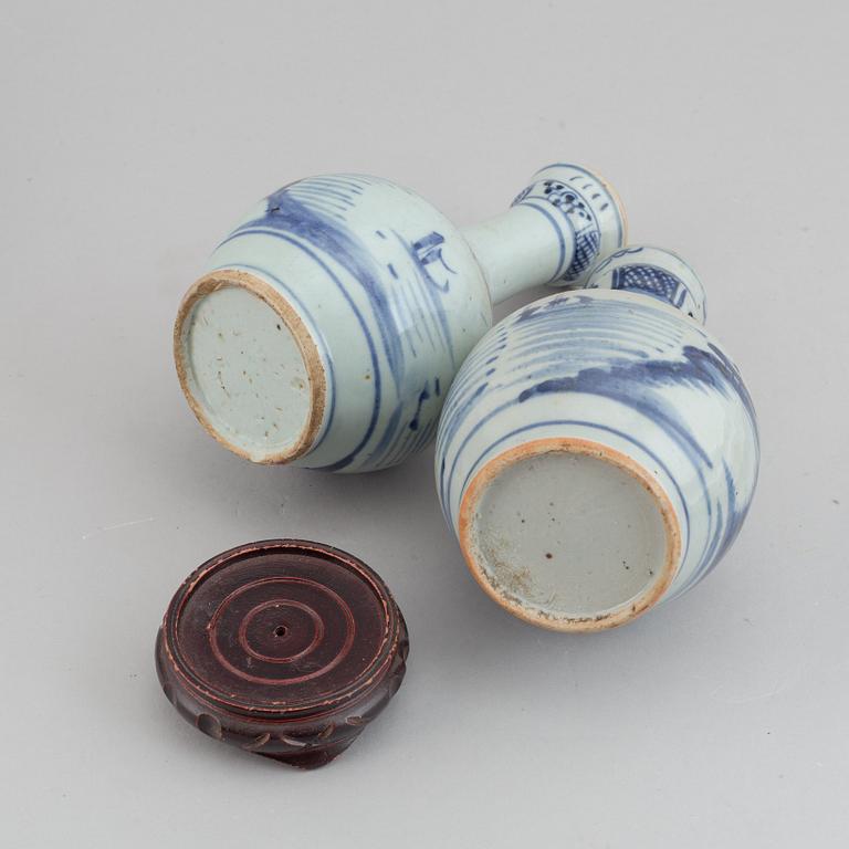 Two blue and white vases and a serving dish, late Qing dynasty, 19th Century.