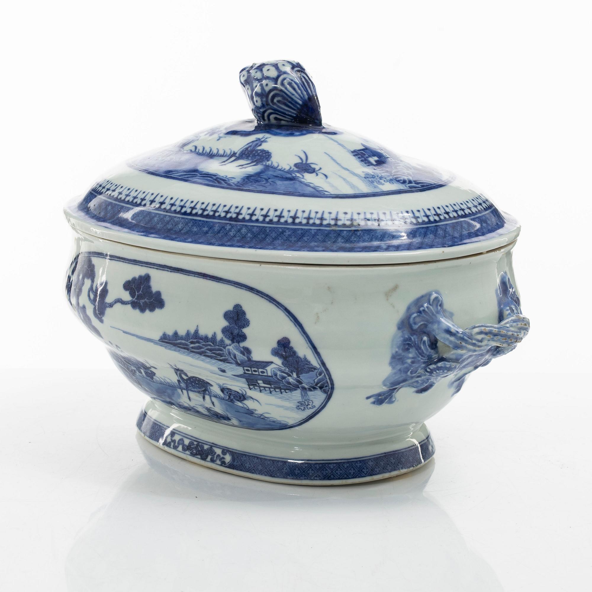 Terrin med lock, porslin. Qingdynastin, Jiaqing (1796-1820).