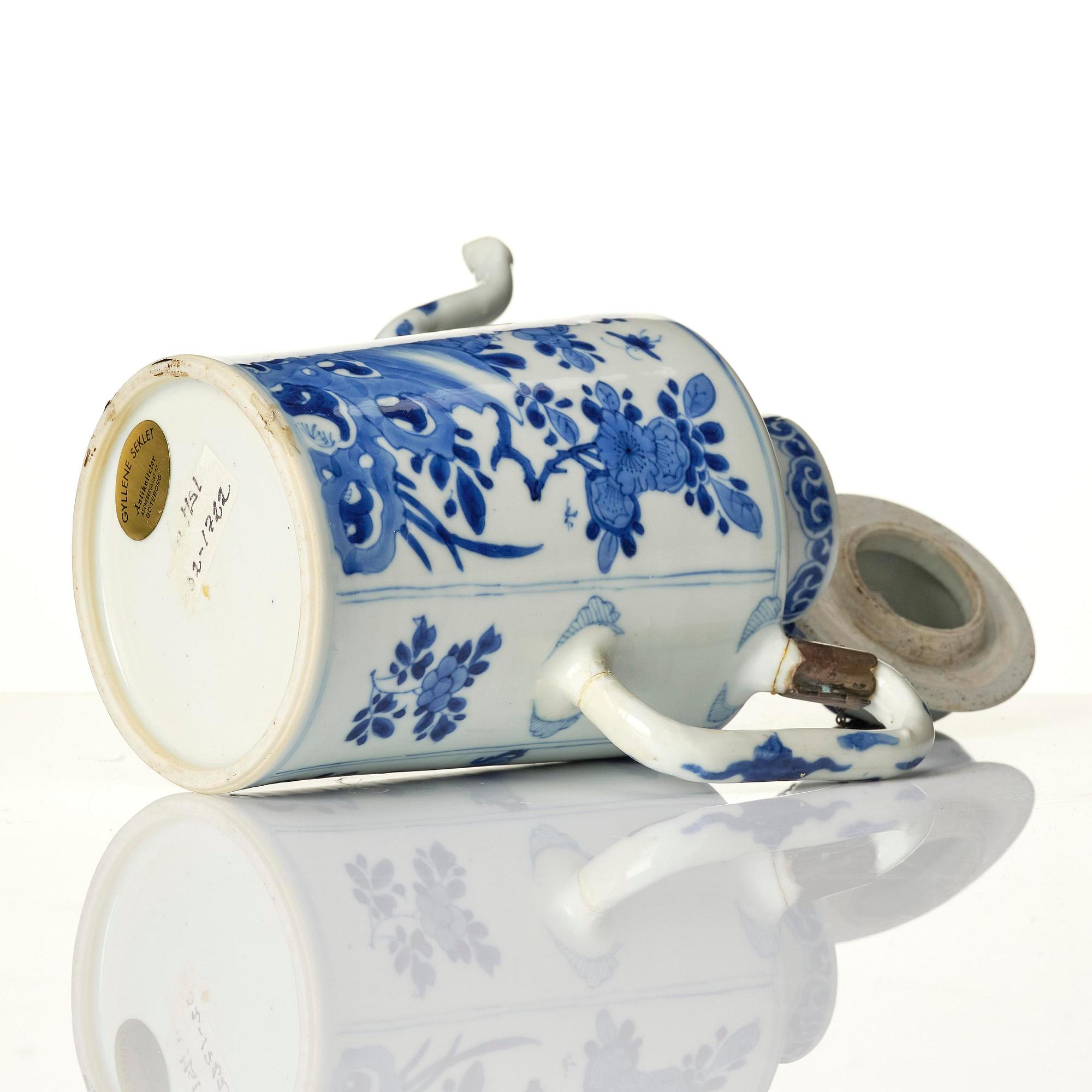 A blue and white tea pot with cover, Qing dynasty, Kangxi (1662-1722).