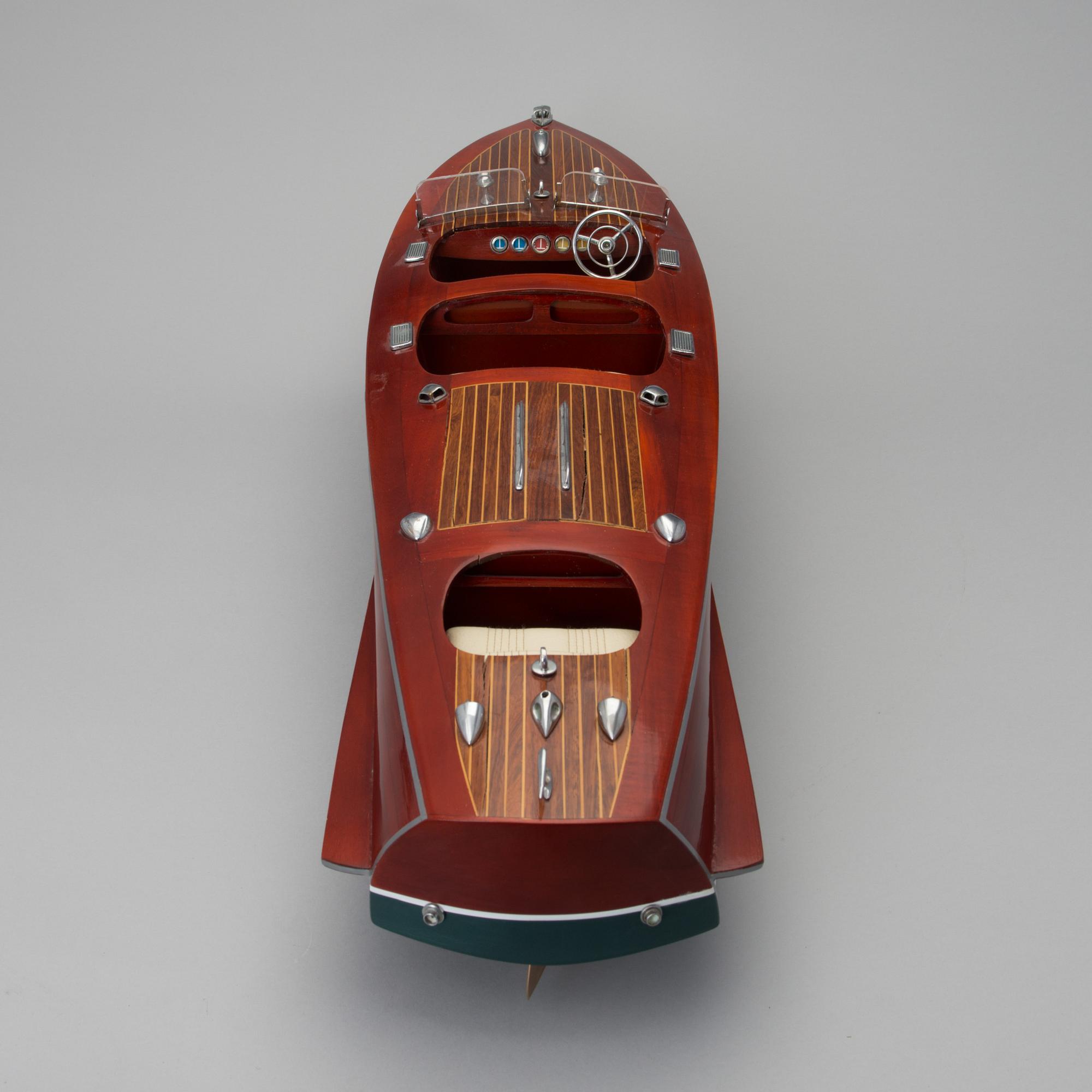 Model boat "Chris Craft triple cockpit", 21st century.