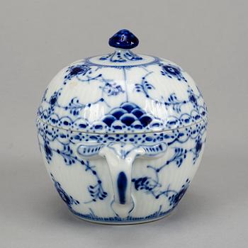 Royal Copenhagen, a 'Musselmalet' part service, Denmark (14 pieces).