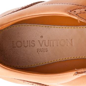 LOUIS VUITTON, a pair of leather sneakers.