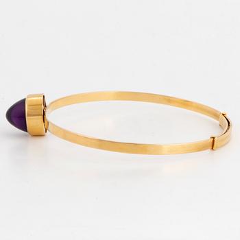 18K gold and sugarloaf-cut amethyst bangle.