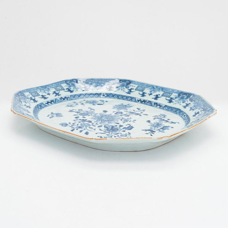 A blue and white porcelain serving dish, Qianlong (1736-95) China.