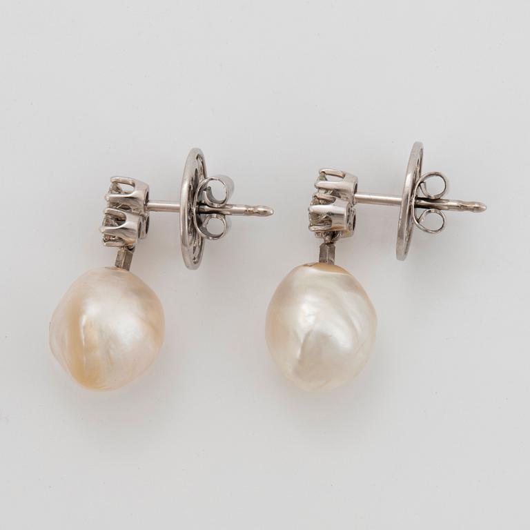 Ett par örhängen 18K vitguld med odlade pärlor och runda briljantslipade diamanter.