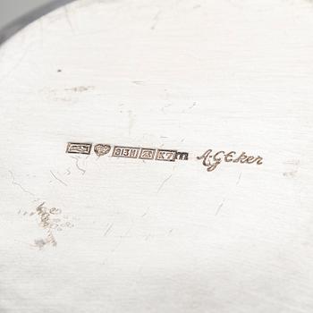 Anna-Greta Eker, Sokerikko ja kermakko, hopeaa ja mahonkia, Auran Kultaseppä oy, Turku 1963.