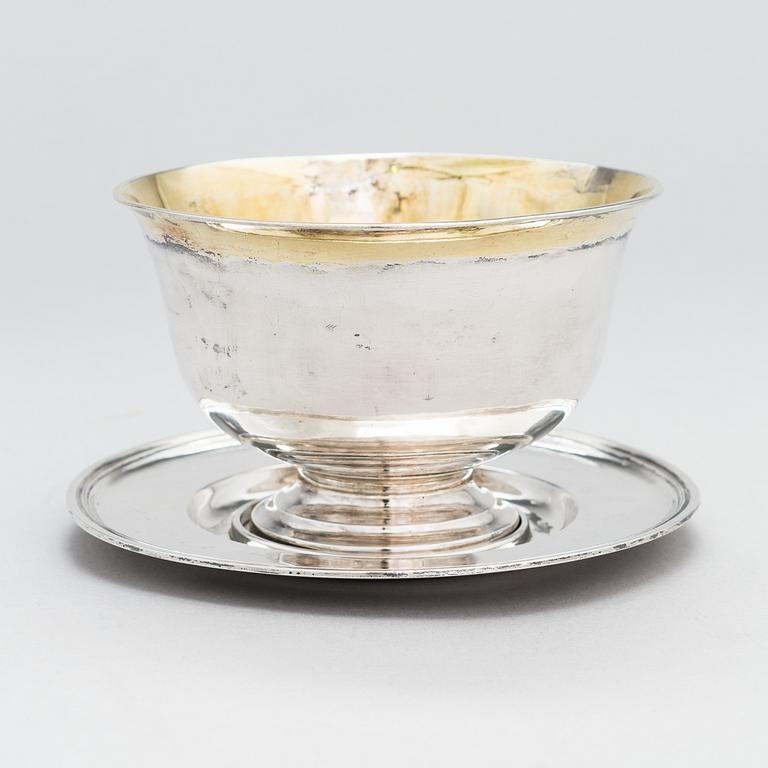 ISAAC SANDBECK, KASTIKEMALJA aluslautasella, hopeaa, Tukholma 1819.