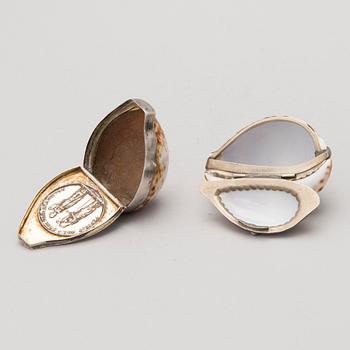 SNUSDOSOR 2 ST, ena med silver beslag Lars Malm, Eskilstuna 1843, andra med metallbeslag.