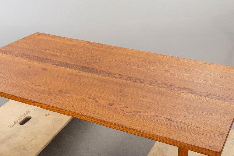 AN OAK COFFEE TABLE MID 20TH CENTURY.