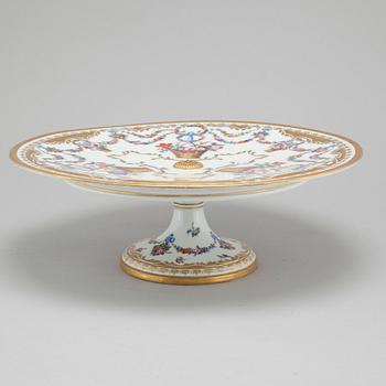 A porcelain serving dish from Meissen, around the year 1900.