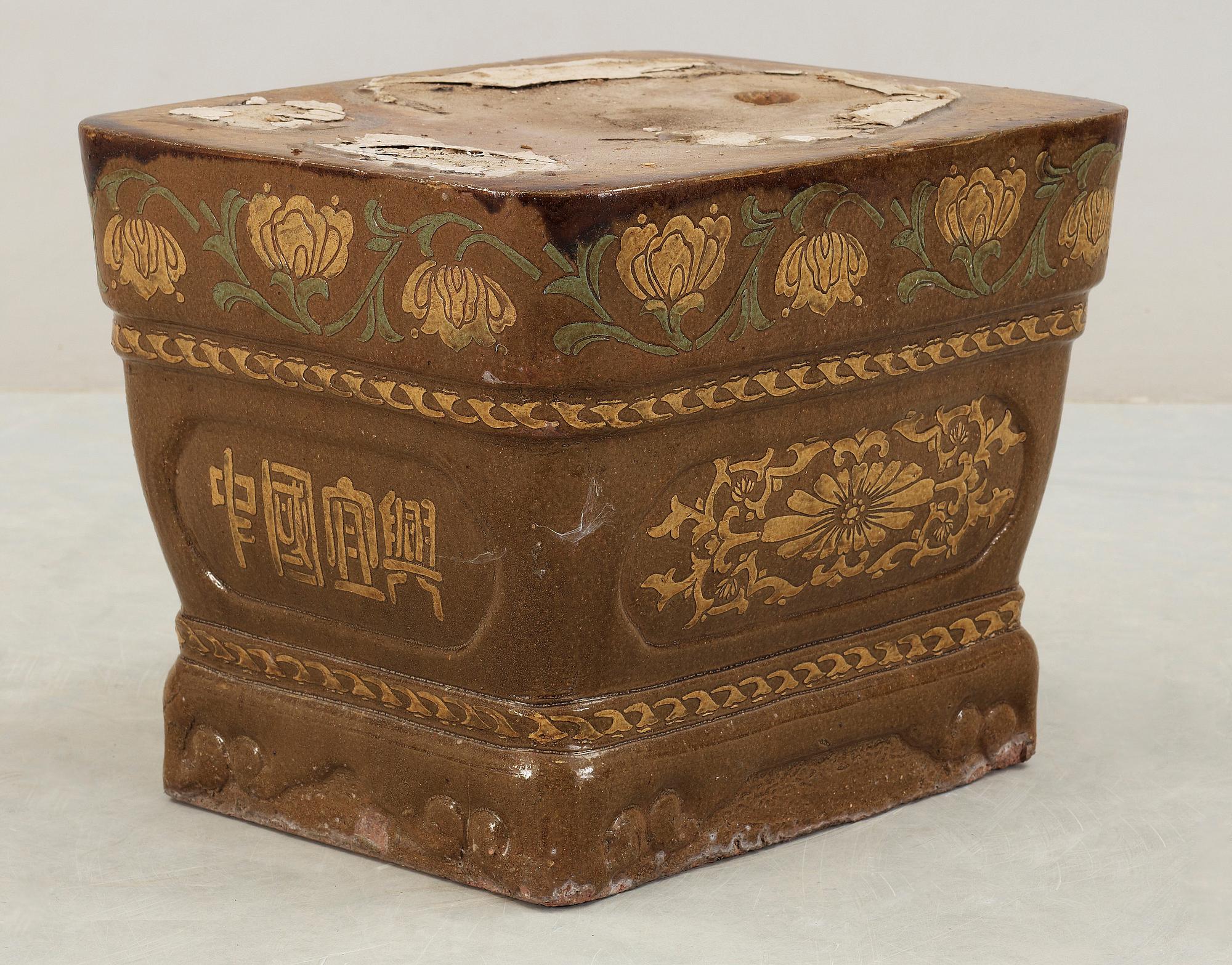 SKULPTURER, ett par, keramik, Kina 1900-tal.