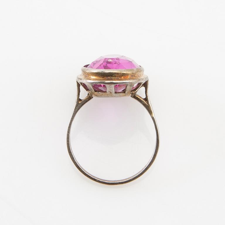 Tiara av silver med odlade pärlor och rosa fasetterat glas, ring av silver med syntetisk rosa safir, Hässleholm 1964.