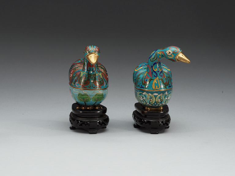 SMÖRASKAR med LOCK, två stycken, cloisonné. Qing dynastin omkring 1800.
