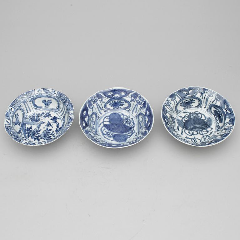 BÄRTALLRIKAR, 3 st. Porslin. Ming dynastin, Wanli (1572-1620).