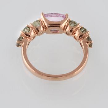 RING, 18K guld med ovalslipad kunzit ca 1.78 ct samt fasettslipade turmaliner ca 1.38 ct. Vikt 3,5 gram.