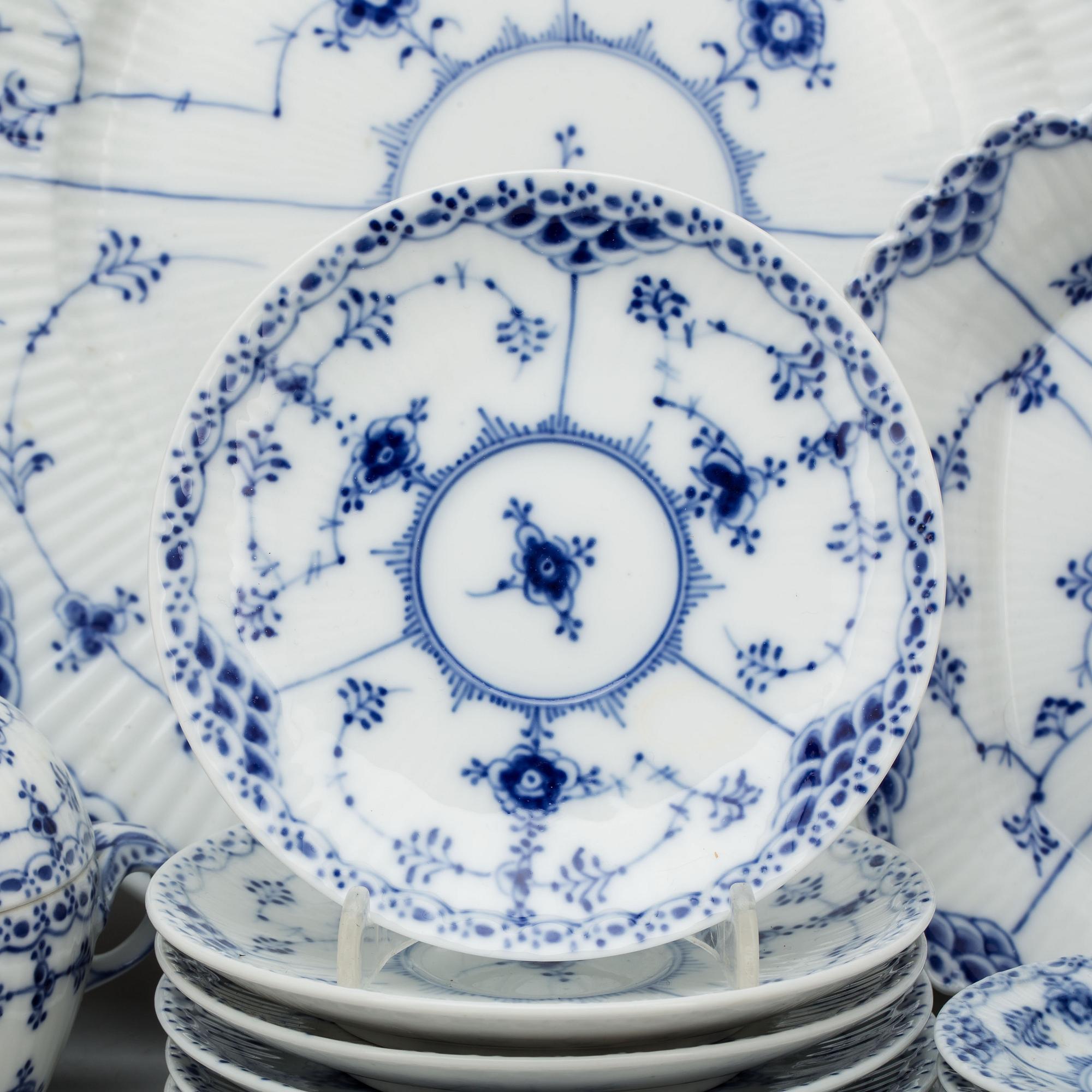 SERVISDELAR, 32 delar, porslin, "Musselmalet", Royal Copenhagen.