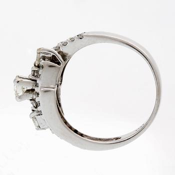 Ring 18K whitegold briliant and bguette-cut diamonds approx 1,20 ct in total.