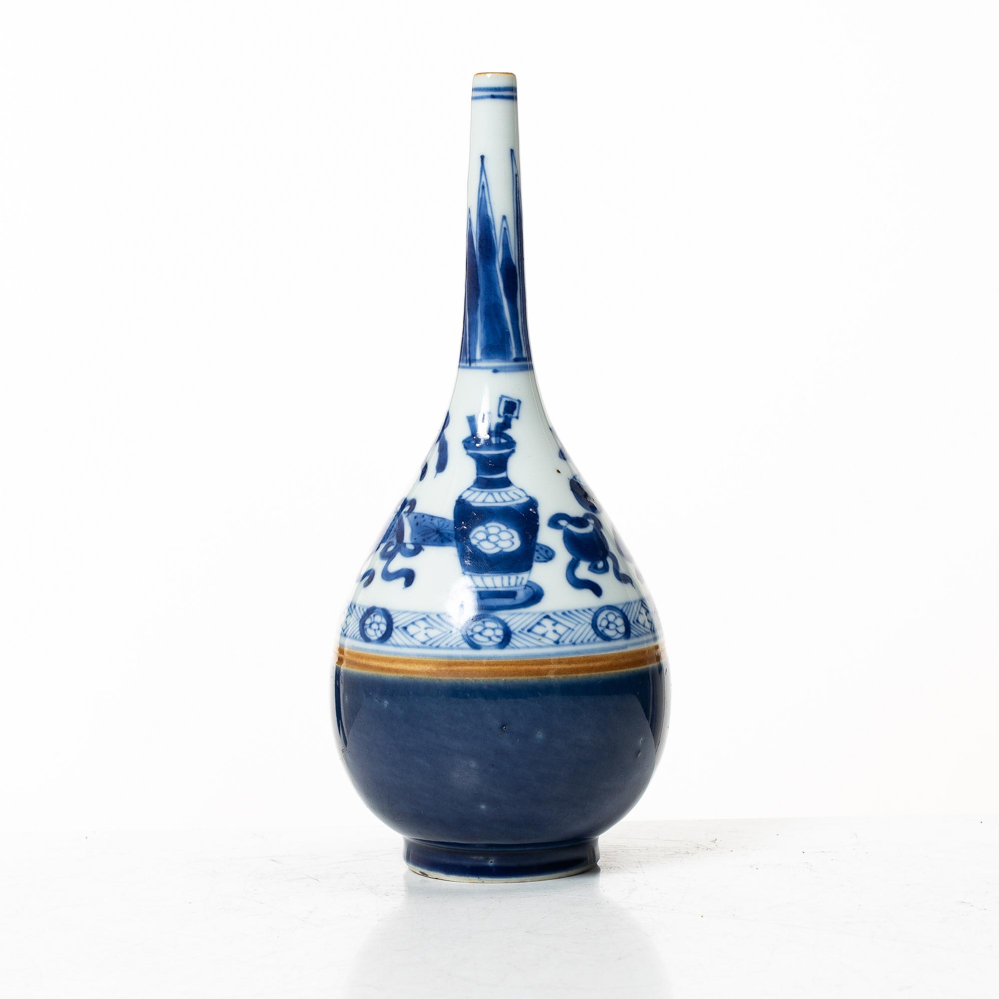 A Chinese blue and white porcelain vase / water sprinkler, Qing dynasty, Kangxi (1662-1722).