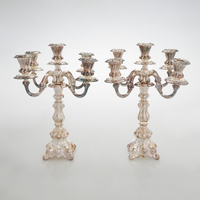 Kynttelikköpari, barokkityyliset, hopea, Kultakeskus, Hämeenlinna 2007-2008.