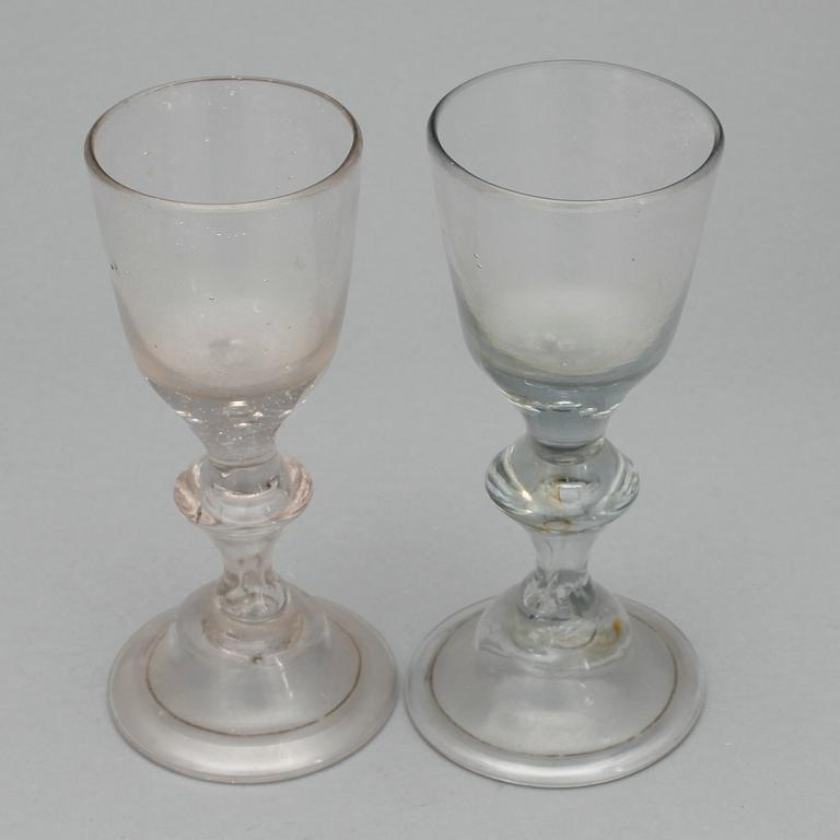 GLAS, ett par, Hessisk typ, 1700-tal.