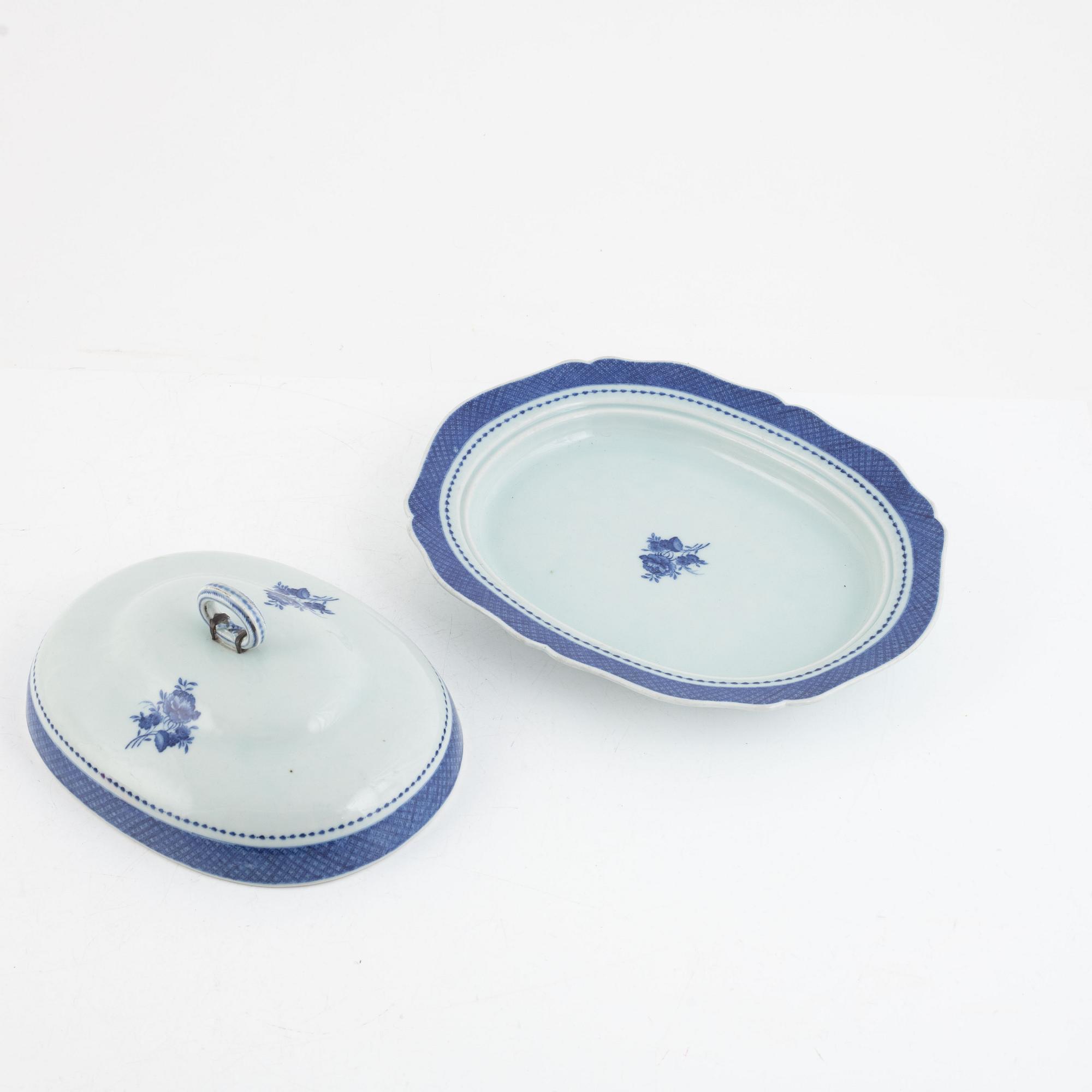A Chinese blue and white export porcelain serving dish with cover, Qing dynasty, 18th century.