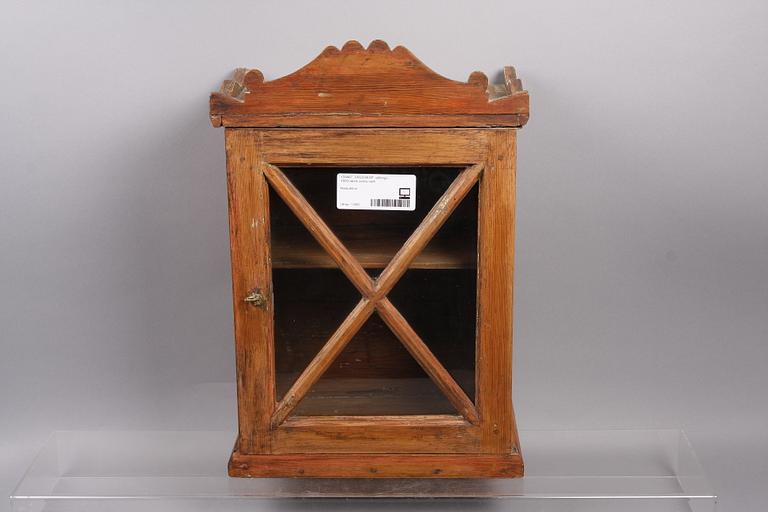 VÄGGSKÅP, allmoge, 1800-talets andra hälft.