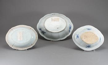 KAROTTUNDERDELAR, 2 st, samt SKÅL, porslin, Kina, omkring sekelskiftet 1800.