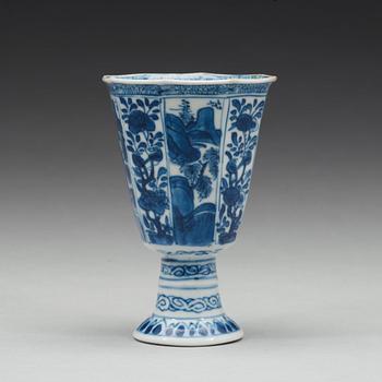 A blue and white goblet, Qing dynasty, Kangxi (1662-1722).