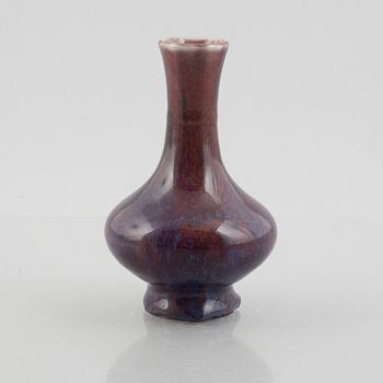 A small Chinese flambé vase, Qing dynasty, late 19th century.